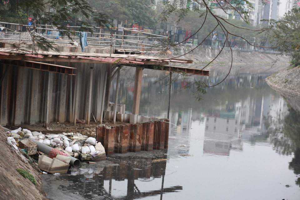 Bãi tập kết vật liệu xây dựng, rác thải sinh hoạt trên sông Tô Lịch tại địa phận phố Khương Trung, quận Khương Đình, Hà Nội. (Ảnh: Thu Phương/TTXVN phát)