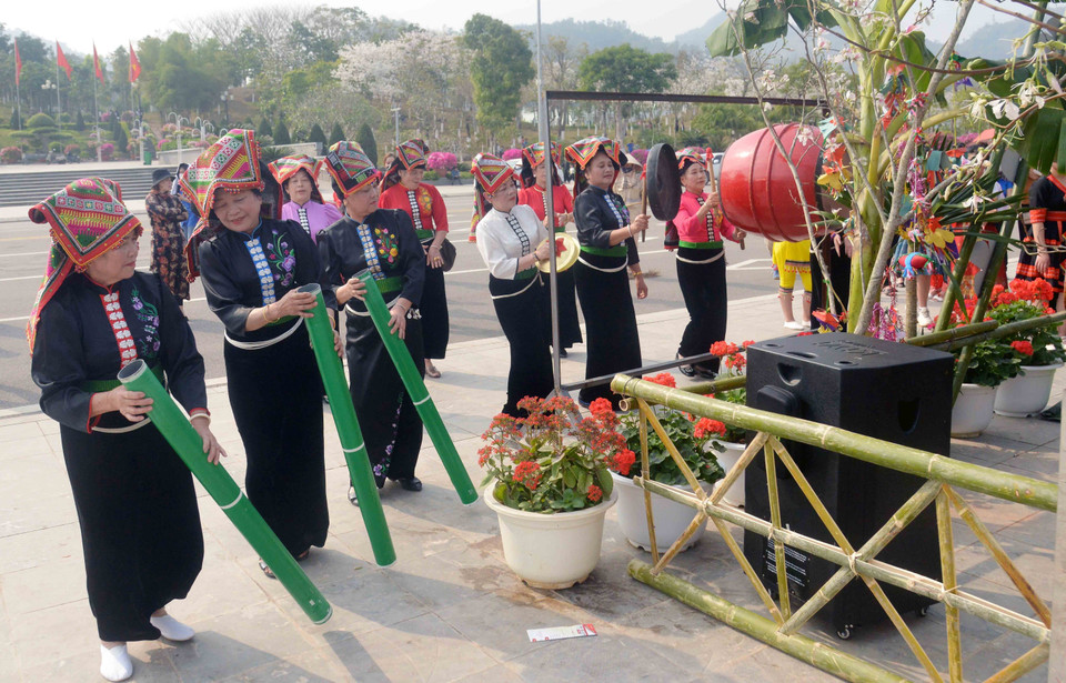 Không gian văn hóa dân tộc Thái tại Lễ hội “Mùa hoa Ban” 2023. (Ảnh: Quang Quyết/TTXVN)