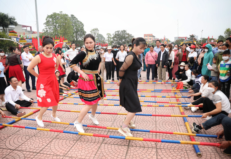 Giao lưu múa sạp tại ngày khai mạc. (Ảnh: Danh Lam/TTXVN)