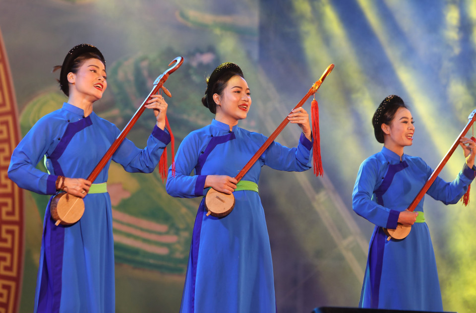 Năm 1998, Ủy ban Nhân dân tỉnh Bắc Giang công nhận Ngày hội Văn hóa-Thể thao các dân tộc huyện Lục Ngạn là một trong 4 lễ hội lớn hằng năm của tỉnh. Trong ảnh: Chương trình biểu diễn nghệ thuật tại buổi lễ. (Ảnh: Danh Lam/TTXVN)