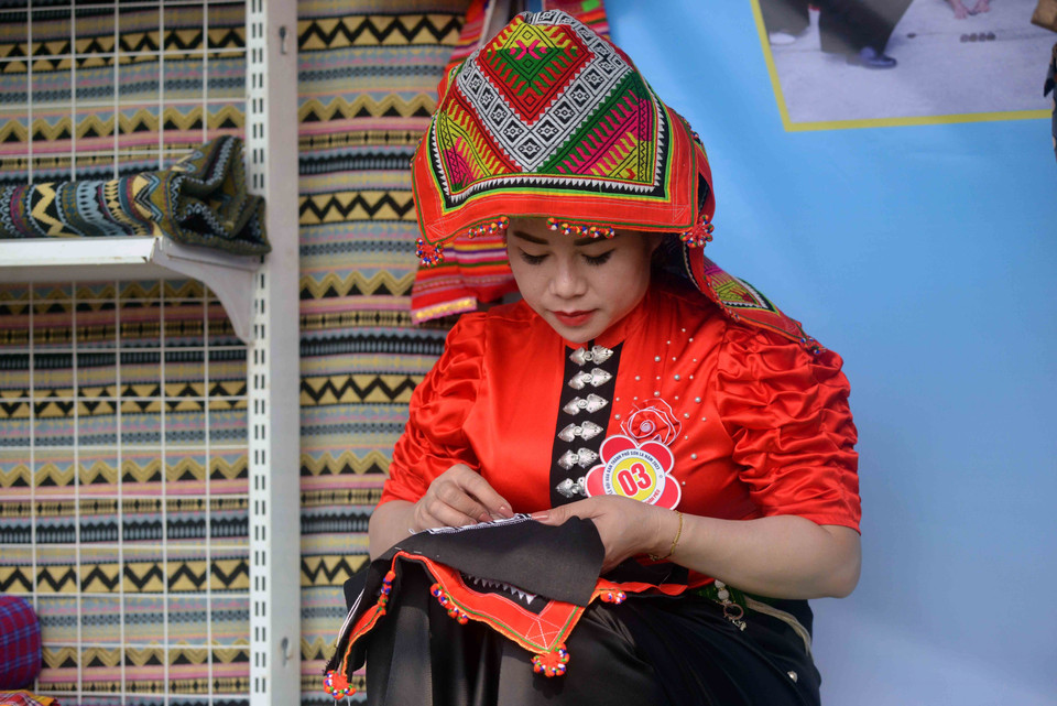 Thi thêu khăn Piêu tại Lễ hội “Mùa hoa Ban” 2023. (Ảnh: Quang Quyết/TTXVN)