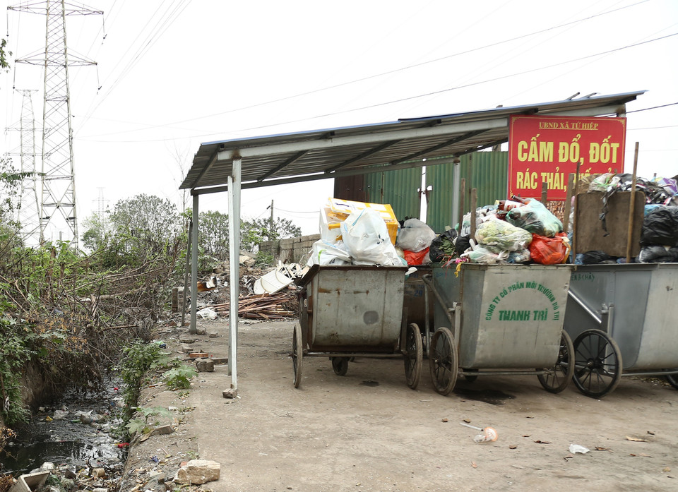 Biển báo gây khó hiểu của Ủy ban Nhân dân dân xã Tứ Hiệp, huyện Thanh Trì, Hà Nội. (Ảnh: Thu Phương/TTXVN phát)
