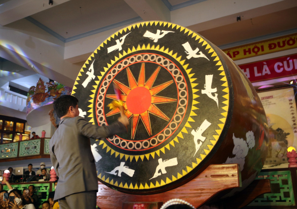 Đại diện lãnh đạo thành phố Đà Nẵng đánh trống khai mạc tại Lễ hội Quán Thế Âm Ngũ Hành Sơn. (Ảnh: Trần Lê Lâm/TTXVN)