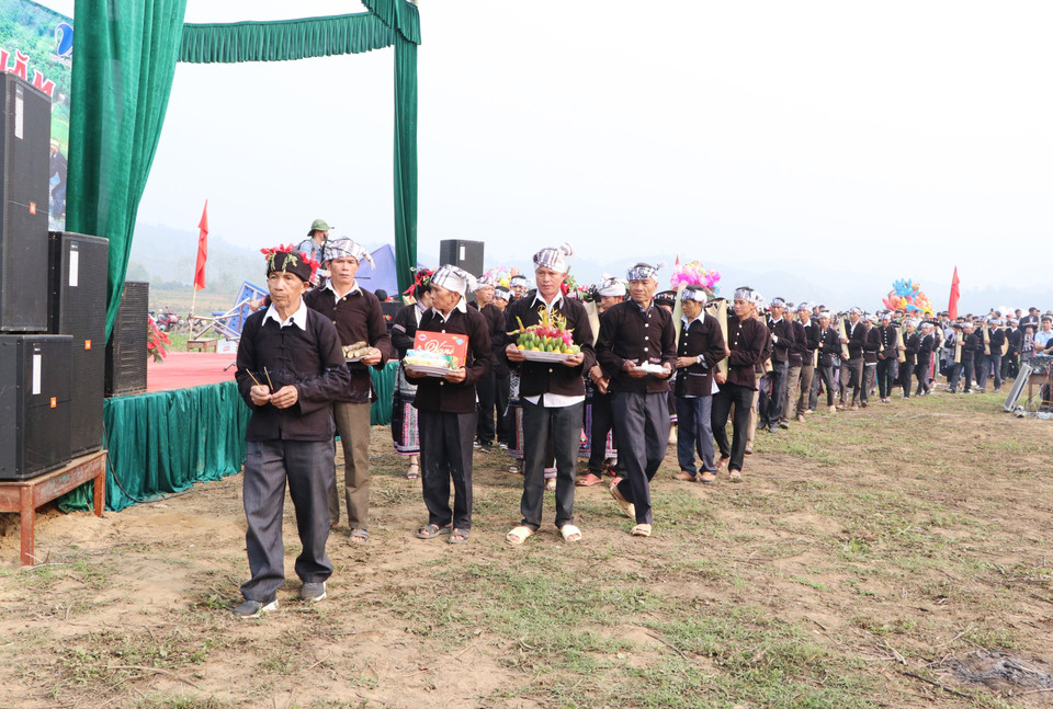 Thầy cúng và đoàn lễ chuẩn bị lễ vật dâng cúng thần linh ở chùa. (Ảnh: Đinh Thùy/TTXVN)