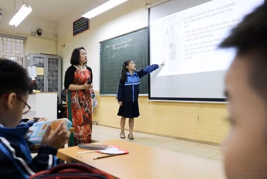 Cô giáo Đặng Hoàng Hà, trường Tiểu học Giáp Bát (quận Hoàng Mai, Hà Nội) dành tâm huyết, sự kiên trì, bền bỉ, giúp học sinh mạnh dạn, tự tin hơn, hòa nhập với các bạn trong lớp với những bài giải sáng tạo bằng phim hoạt hình. (Ảnh: Thanh Tùng/TTXVN)
