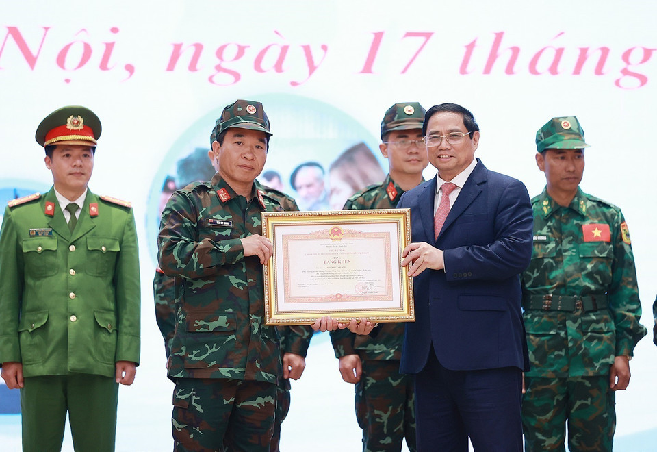 Thủ tướng Phạm Minh Chính trao Bằng khen tặng các cá nhân hoàn thành xuất sắc nhiệm vụ cứu hộ, cứu nạn tham gia khắc phục hậu quả thảm hoạ động đất tại Thổ Nhĩ Kỳ. (Ảnh: Dương Giang/TTXVN)