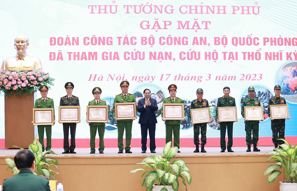 Thủ tướng Phạm Minh Chính trao Bằng khen tặng các tập thể hoàn thành xuất sắc nhiệm vụ cứu hộ, cứu nạn tham gia khắc phục hậu quả thảm hoạ động đất tại Thổ Nhĩ Kỳ. (Ảnh: Dương Giang/TTXVN)