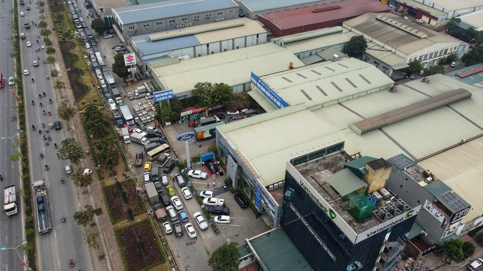 Trung tâm đăng kiểm xe cơ giới 29-06V (Tam Hiệp, Thanh Trì) quá tải khi các phương tiện đến đăng kiểm. (Ảnh: Tuấn Anh/TTXVN)