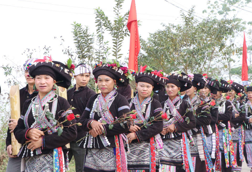 Những cô gái khỏe mạnh, ngoan hiền trong bản được lựa chọn để dâng hoa lên tượng Phật. (Ảnh: Đinh Thùy/TTXVN)