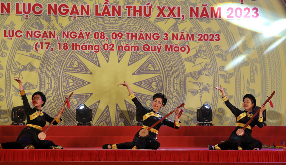 Ngày hội Văn hóa-Thể thao các dân tộc huyện Lục Ngạn được phục dựng tổ chức từ năm 1996, dựa trên nguyên gốc của phiên chợ Chũ xưa, diễn ra vào ngày 18/2 âm lịch hằng năm. Trong ảnh: Chương trình biểu diễn nghệ thuật tại buổi lễ. (Ảnh: Danh Lam/TTXVN)