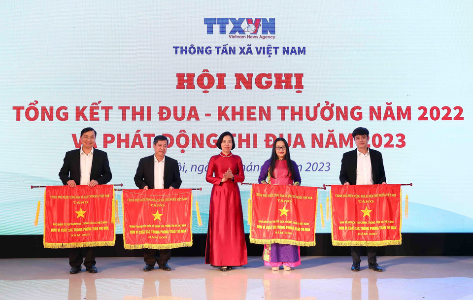 Tổng Giám đốc Thông tấn xã Việt Nam Vũ Việt Trang trao cờ thi đua của Chính phủ cho các tập thể có thành tích xuất sắc. (Ảnh: Phạm Kiên/TTXVN)