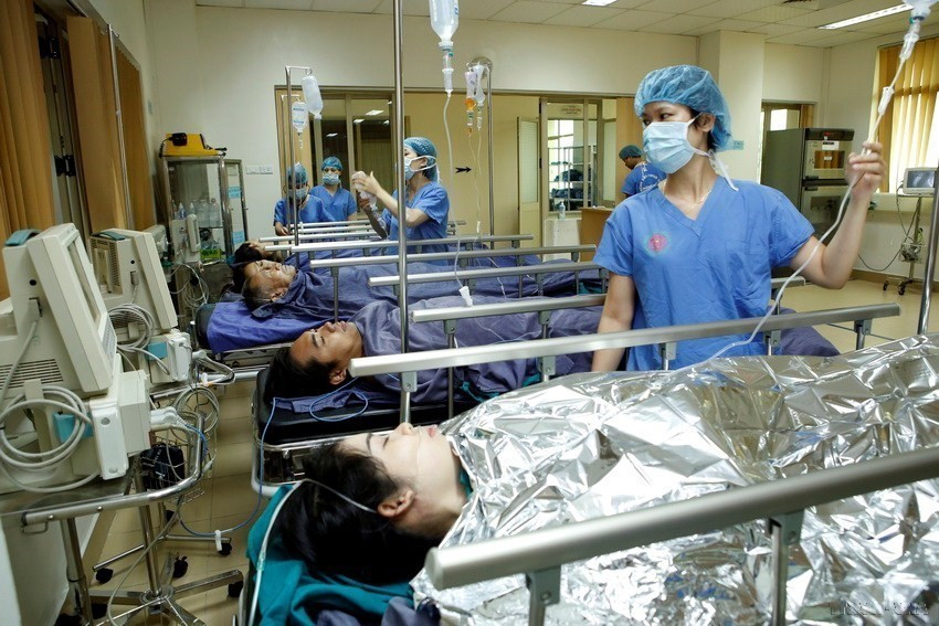 Trong giáo dục, đào tạo và y tế, cán bộ nữ chiếm tỷ lệ lớn, nhiều người có trình độ cao. Trong ảnh: Các ca mổ đều có sự đóng góp thầm lặng của các nữ bác sỹ, điều dưỡng khoa Gây mê Hồi sức-Bệnh viện Trung ương Quân đội 108. (Ảnh: Dương Ngọc/TTXVN)