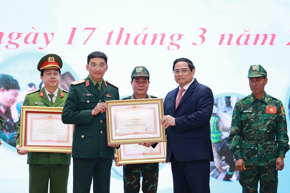 Thủ tướng Phạm Minh Chính trao Bằng khen tặng các tập thể hoàn thành xuất sắc nhiệm vụ cứu hộ, cứu nạn tham gia khắc phục hậu quả thảm hoạ động đất tại Thổ Nhĩ Kỳ. (Ảnh: Dương Giang/TTXVN)
