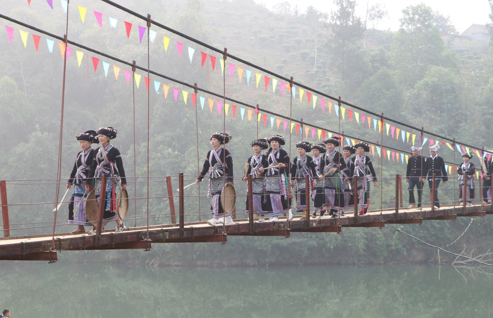 Đoàn rước nước lên chùa để làm lễ cầu mưa. (Ảnh: Đinh Thùy/TTXVN)