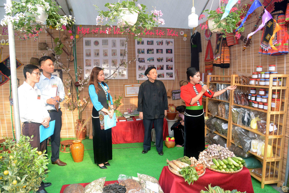 Phần thi Trại văn hóa tại Lễ hội “Mùa hoa Ban” 2023. (Ảnh: Quang Quyết/TTXVN)