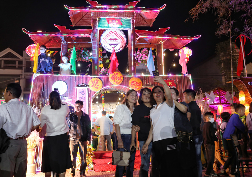 Đông đảo du khách đến tham quan các trại văn hóa tại lễ khai mạc. (Ảnh: Danh Lam/TTXVN)