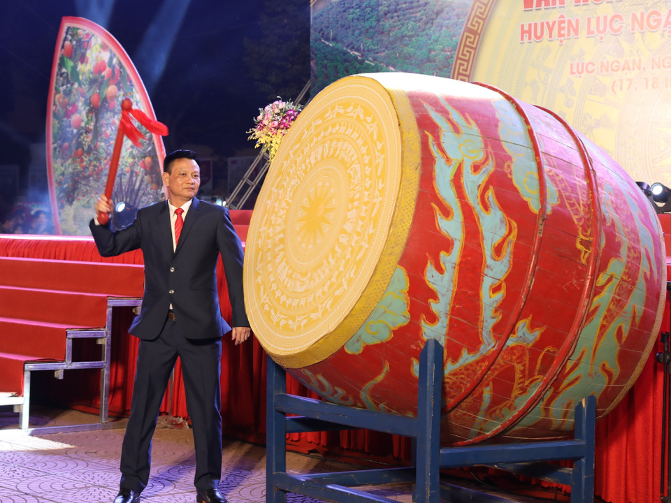 Chủ tịch Ủy ban Nhân dân huyện Lục Ngạn La Văn Nam đánh trống khai hội. (Ảnh: Danh Lam/TTXVN)