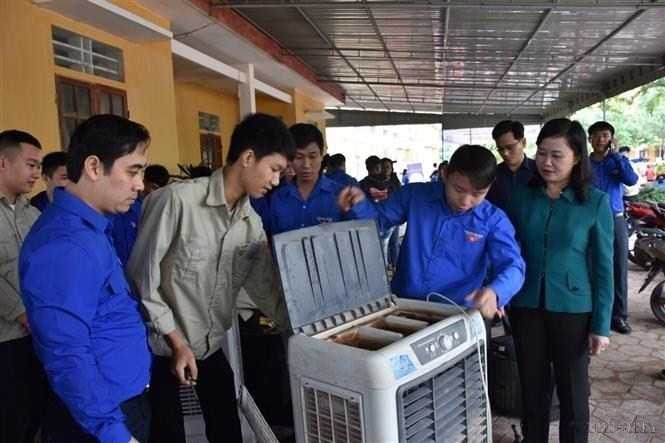 Với tinh thần “Lá lành đùm lá rách”, Đoàn viên thanh niên trường Cao đằng kỹ thuật Việt Đức tổ chức “Gian hàng sửa chữa đồ điện dân dụng và sửa chữa xe máy, xe đạp miễn phí” cho người dân vùng lũ Hà Tĩnh. (Ảnh: Hoàng Ngà/TTXVN)
