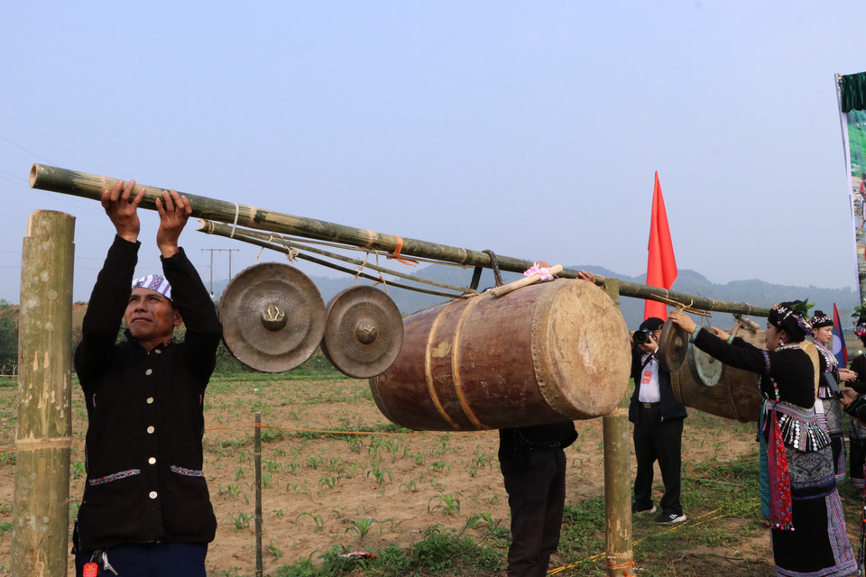 Dân bản treo trống chiêng để tổ chức lễ hội. (Ảnh: Đinh Thùy/TTXVN)