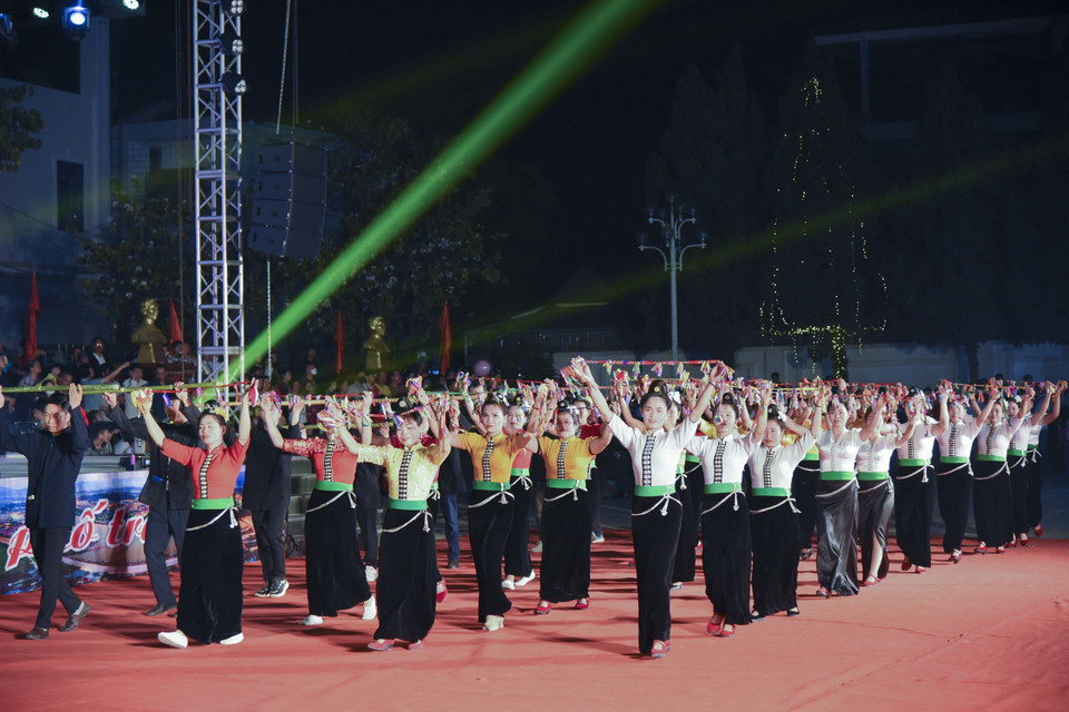 Các đoàn biểu diễn diễu hành qua khán đài. (Ảnh: Xuân Tư/TTXVN)