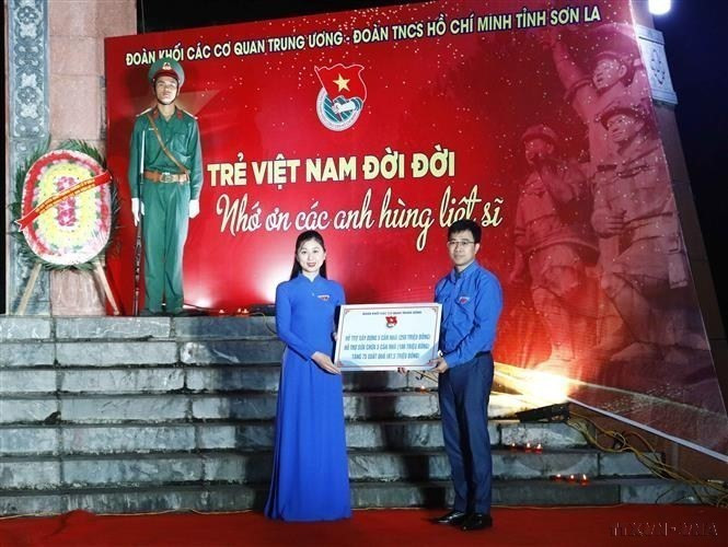 Tuổi trẻ Đoàn Khối các cơ quan Trung ương tổ chức trao tặng quà cho các thương binh, cựu thanh niên xung phong và thắp nến tri ân các anh hùng liệt sỹ tại Nghĩa trang liệt sỹ Nhà tù Sơn La nhân kỷ niệm 75 năm Ngày Thương binh-Liệt sỹ (27/7/1947-27/7/2022). (Ảnh: Minh Đức/TTXVN)