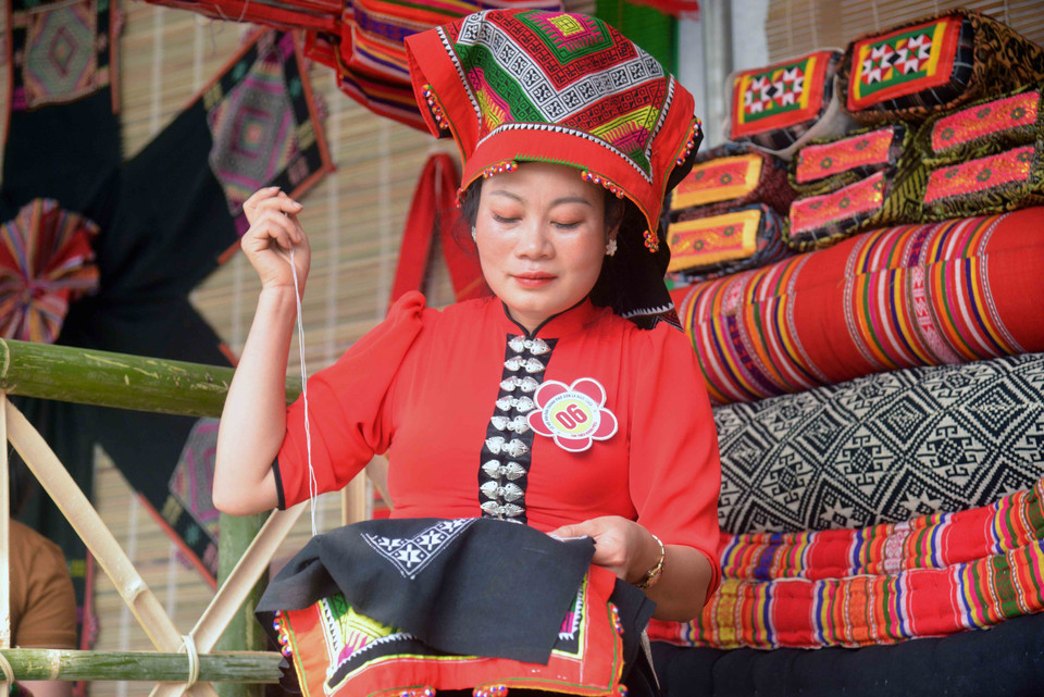 Thi thêu khăn Piêu tại Lễ hội “Mùa hoa Ban” 2023. (Ảnh: Quang Quyết/TTXVN)