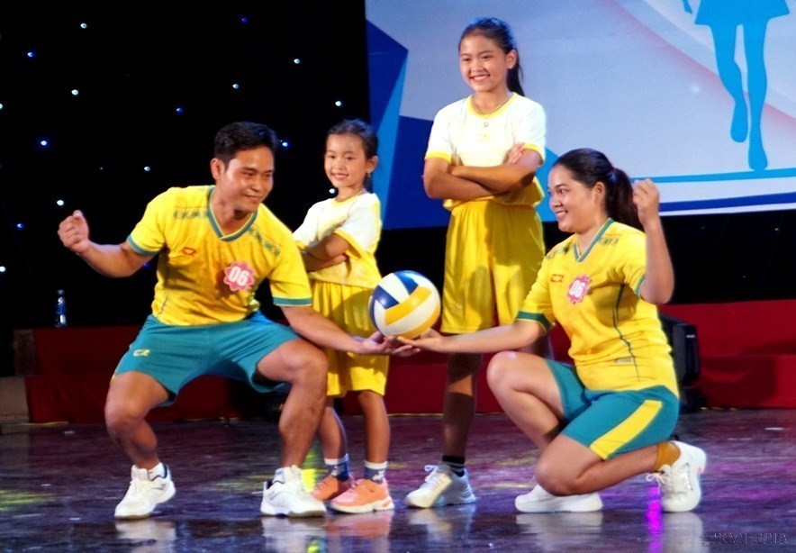 Là một lực lượng lao động xã hội đông đảo, phụ nữ Việt Nam đã tỏ rõ vai trò, khả năng, sức sáng tạo của mình trên mọi lĩnh vực của đời sống xã hội. Trong ảnh: Các gia đình đang thực hiện các phần thi trong Ngày hội Gia đình tỉnh Quảng Nam lần thứ 3, năm 2022. (Ảnh: Trịnh Bang Nhiệm/TTXVN)