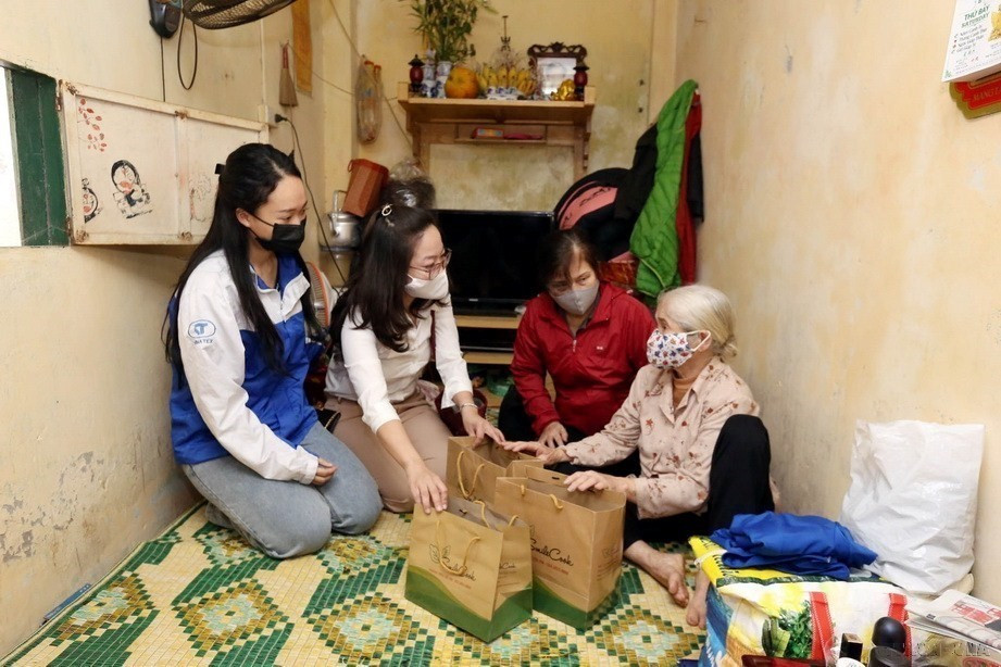 Phụ nữ tích cực tham gia công tác xã hội, góp phần trợ giúp các đối tượng yếu thế ở các cơ sở và cộng đồng. Trong ảnh: Chủ tịch Hội Liên hiệp Phụ nữ phường Tràng Tiền Võ Quỳnh Anh (áo trắng) và thành viên Hội tặng quà gia đình bà Trần Thị Bích, hộ cận nghèo của phường gặp khó khăn do đại dịch COVID-19 (2020). (Ảnh: Anh Tuấn/TTXVN)