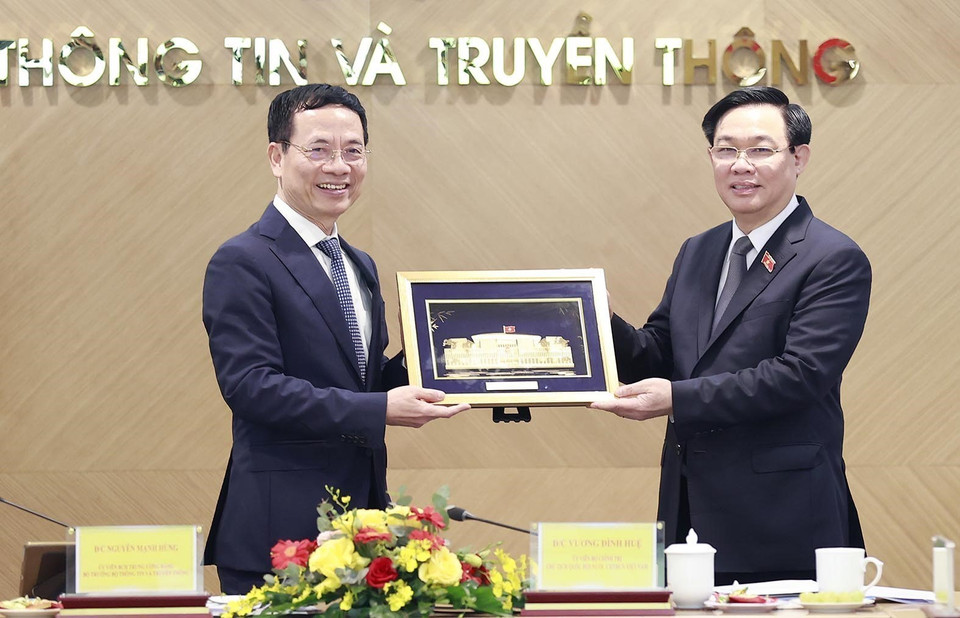 Chủ tịch Quốc hội Vương Đình Huệ tặng bức tranh 3D biểu tượng Nhà Quốc hội cho Bộ Thông tin và Truyền thông. (Ảnh: Doãn Tấn/TTXVN)