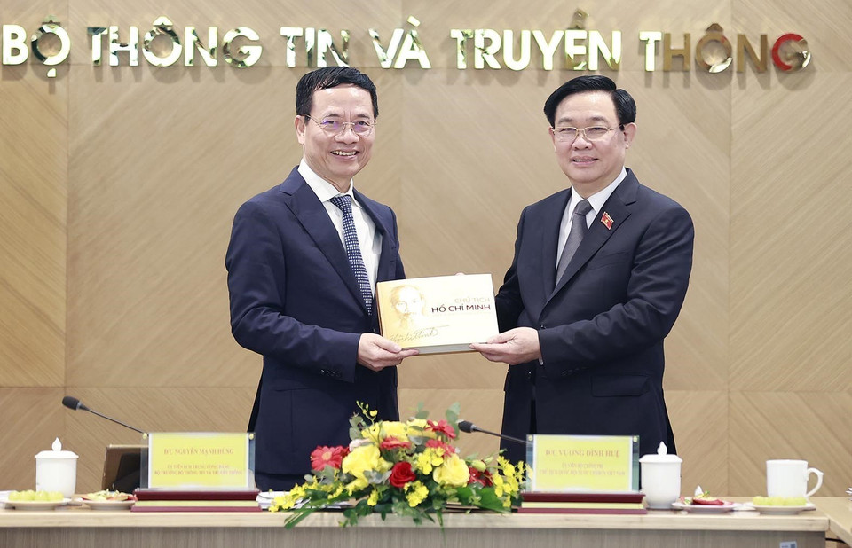 Bộ trưởng Bộ Thông tin và Truyền thông Nguyễn Mạnh Hùng trao sách về Chủ tịch Hồ Chí Minh tặng Chủ tịch Quốc hội Vương Đình Huệ. (Ảnh: Doãn Tấn/TTXVN)