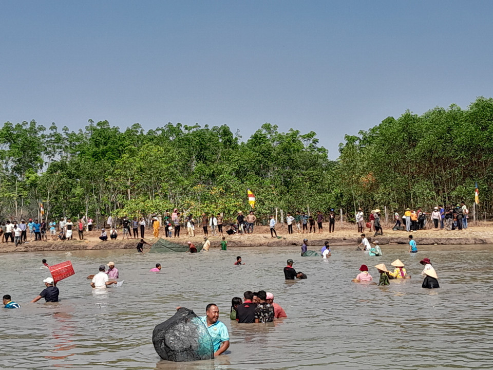 Quang cảnh lễ Phá Bàu. (Ảnh: K GỬIH/TTXVN)