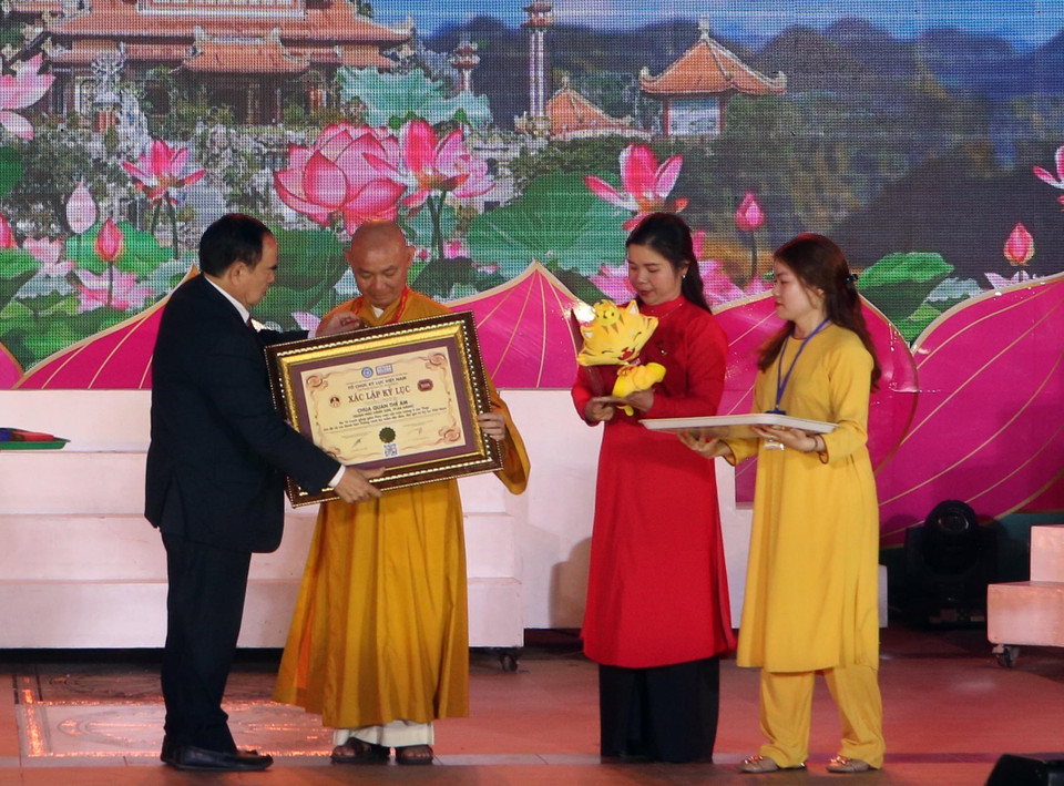 Ban Tổ chức trao chứng nhận kỷ lục Việt Nam cho độc bản 16 bức tranh sứ màu, được cẩn trên tường của 4 ngôi tháp ở chùa Quán Thế Âm Lễ hội Quán Thế Âm Ngũ Hành Sơn. (Ảnh: Trần Lê Lâm/TTXVN)