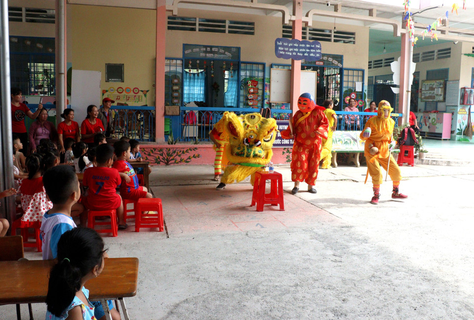 Hơn 12 năm qua, tại ấp Quới Hiệp, xã Trung Thành Tây, huyện Vũng Liêm, tỉnh Vĩnh Long có một đội múa lân luôn tích cực hoạt động với tiêu chí phục vụ nhu cầu thưởng thức của người dân và hết lòng chăm lo cho những hoàn cảnh khó khăn, bệnh tật. Họ là đội lân nữ, ấp Quới Hiệp với hơn 20 thành viên là những người phụ nữ đã bước qua tuổi 50. Qua hoạt động của đội lân nhằm có thêm kinh phí để giúp đỡ người nghèo, người khó khăn. (Ảnh: Lê Thúy Hằng/TTXVN)