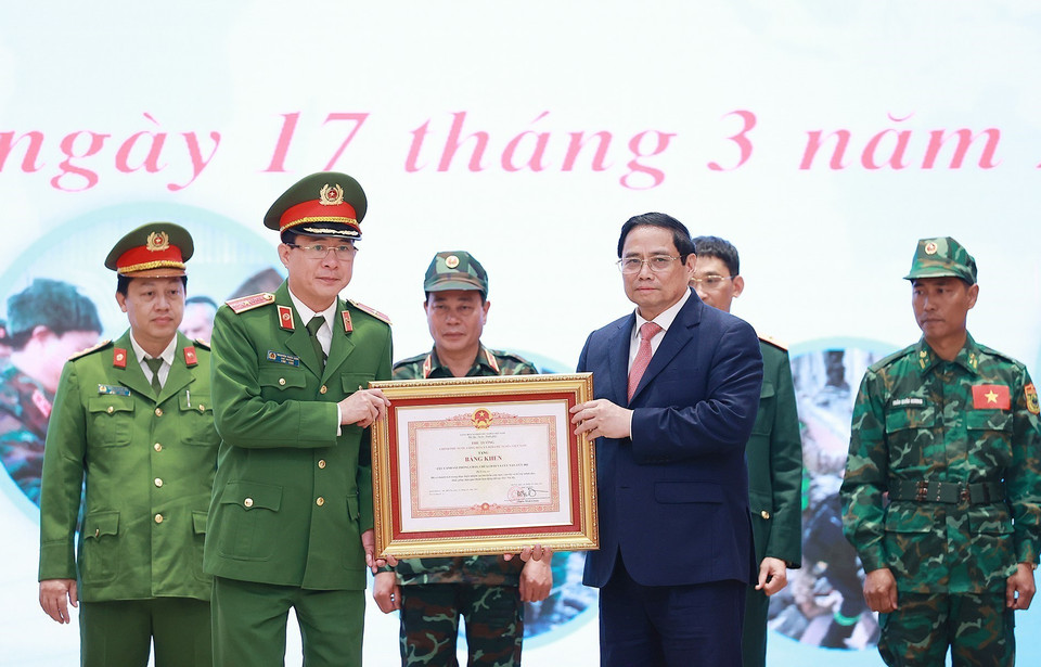 Thủ tướng Phạm Minh Chính trao Bằng khen tặng các tập thể hoàn thành xuất sắc nhiệm vụ cứu hộ, cứu nạn tham gia khắc phục hậu quả thảm hoạ động đất tại Thổ Nhĩ Kỳ. (Ảnh: Dương Giang/TTXVN)