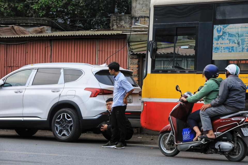 Lái xe chờ đến lượt vào đăng kiểm xe của mình tại Trung tâm đăng kiểm 29-06V. (Ảnh: Tuấn Anh/TTXVN)