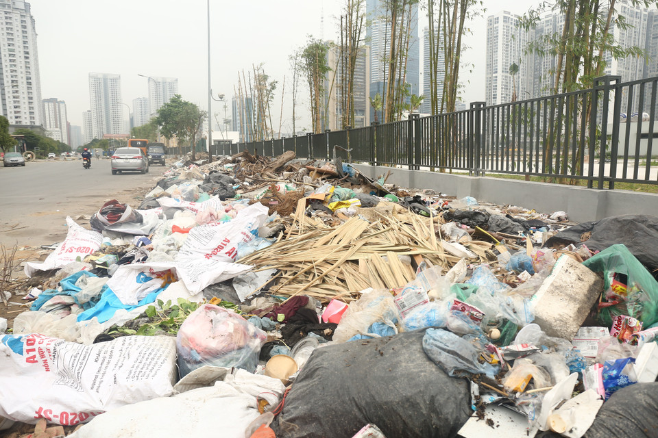 Bãi rác tự phát tồn tại thời gian dài trên phố Duy Tân, quận Cầu Giấy, Hà Nội. (Ảnh: Thu Phương/TTXVN phát)