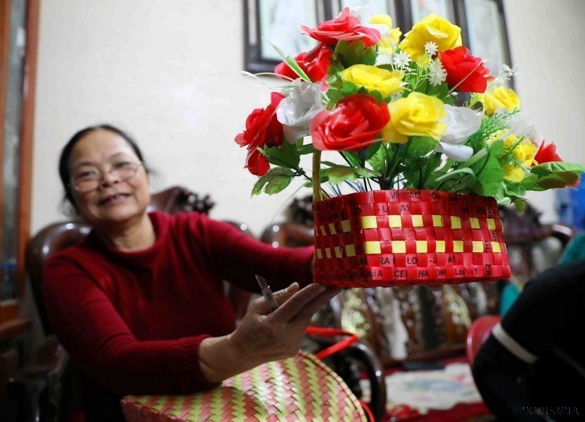 Phụ nữ Hà Trung (Thành phố Hạ Long) cùng nhau tích cực triển khai mô hình "Tái chế-tiết kiệm-thân thiện" để tạo ra các sản phẩm chắc, bền đẹp, thân thiện với môi trường, mang lại hiệu quả kinh tế, có thêm thu nhập để từ đó nhân rộng tới các hội phụ nữ khác trong thành phố. (Ảnh: Thanh Tùng/TTXVN)