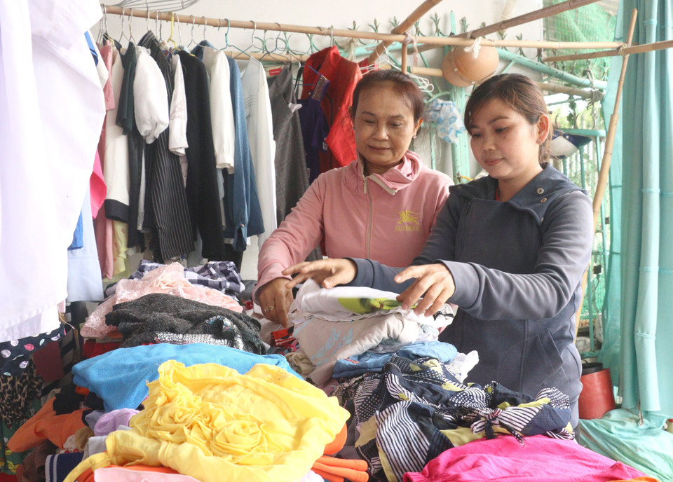 Gian hàng quần áo 0 đồng của Đội lân nữ, ấp Quới Hiệp, xã Trung Thành Tây, huyện Vũng Liêm, tỉnh Vĩnh Long. (Ảnh: Lê Thúy Hằng/TTXVN)