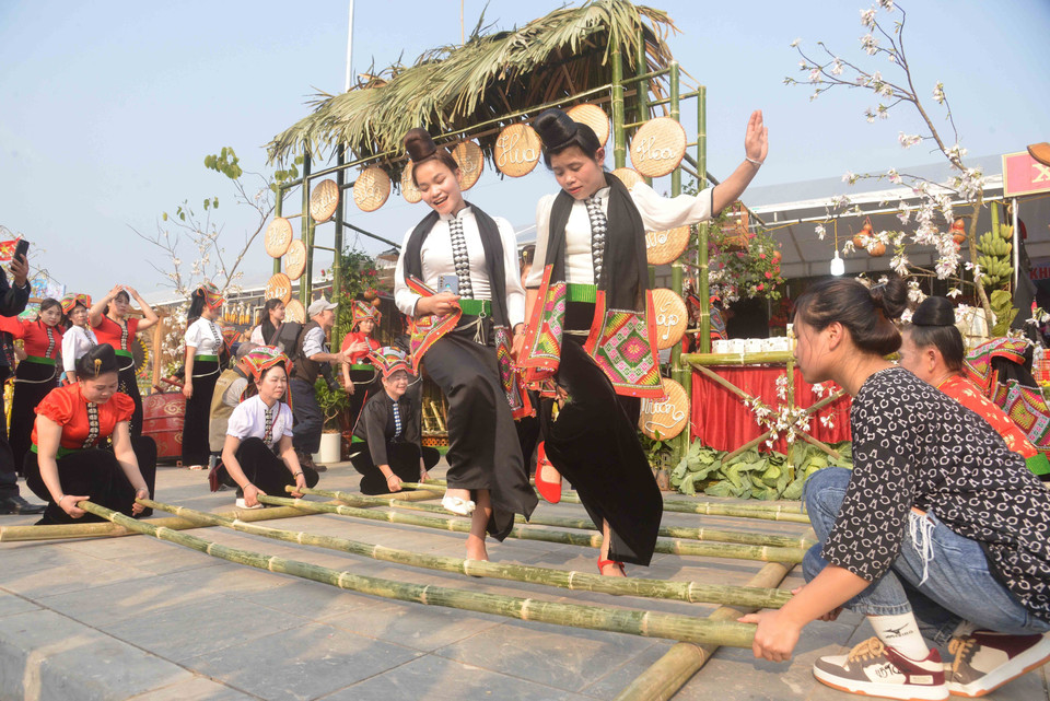 Các cô gái dân tộc Thái trình diễn nhảy sạp tại Lễ hội “Mùa hoa Ban” Sơn La 2023. (Ảnh: Quang Quyết/TTXVN)