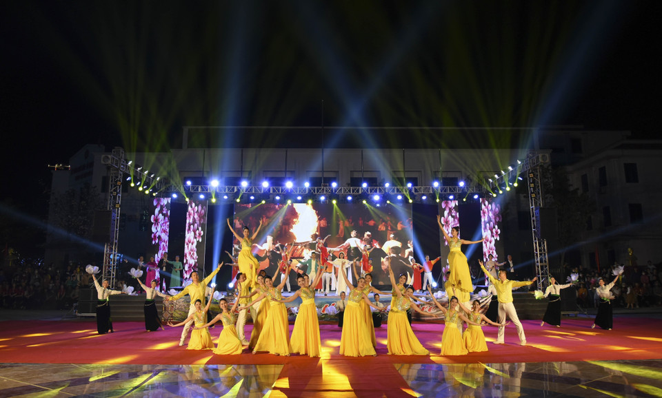 Một tiết mục văn nghệ đặc sắc tại chương trình. (Ảnh: Xuân Tư/TTXVN)