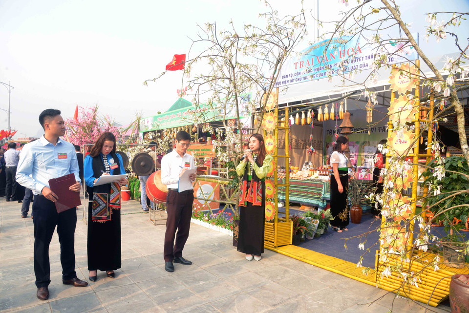 Phần thi Trại văn hóa tại Lễ hội “Mùa hoa Ban” 2023. (Ảnh: Quang Quyết/TTXVN)