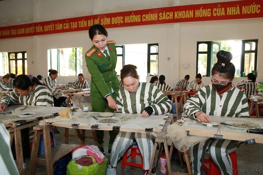 Nữ cảnh sát làm công tác quản giáo ở Trại giam Quyết Tiến (Cục C10, Bộ Công an) là những người xây cầu nhân ái bởi từ những nhịp cầu ấy, hàng nghìn phạm nhân gột rửa lỗi lầm, trở thành người có ích, hoàn lương… (Ảnh: Doãn Tấn/TTXVN)