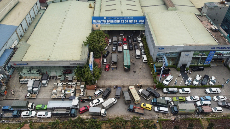 Các phương tiện xếp hàng chật cứng trước lối vào tại Trung tâm đăng kiểm xe cơ giới 29-08D, Kim Chung, Hoài Đức. (Ảnh: Huy Hùng/TTXVN)
