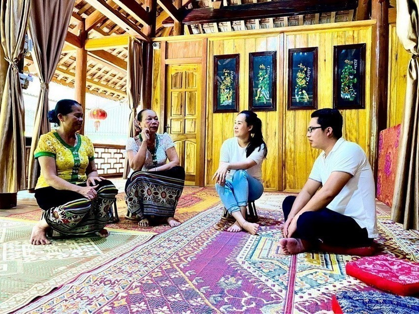 Hướng dẫn viên cao tuổi - những nữ "sứ giả" của văn hóa Thái ở làng văn hóa cộng đồng bản Hoa Tiến (xã Châu Tiến, huyện Quỳ Châu, tỉnh Nghệ An) đang giới thiệu và quảng bá giá trị văn hóa truyền thống của dân tộc Thái cho du khách. (Ảnh: Bích Huệ/TTXVN)