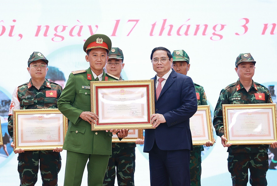 Thủ tướng Phạm Minh Chính trao Bằng khen tặng các cá nhân hoàn thành xuất sắc nhiệm vụ cứu hộ, cứu nạn tham gia khắc phục hậu quả thảm hoạ động đất tại Thổ Nhĩ Kỳ. (Ảnh: Dương Giang/TTXVN)