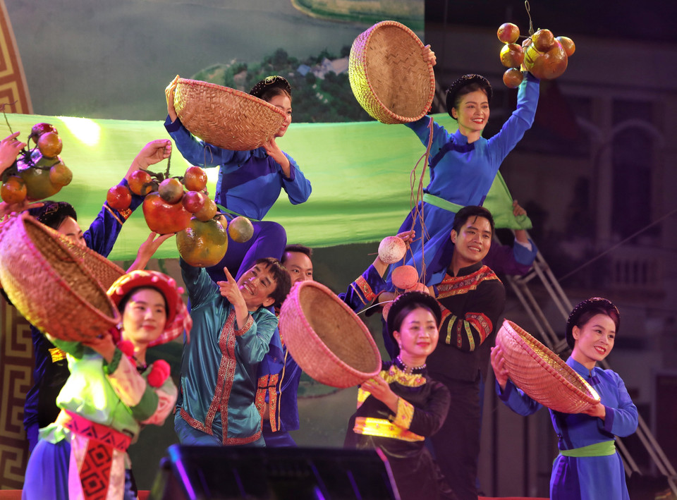 Đông đảo du khách đến tham quan các trại văn hóa tại lễ khai mạc. (Ảnh: Danh Lam/TTXVN)