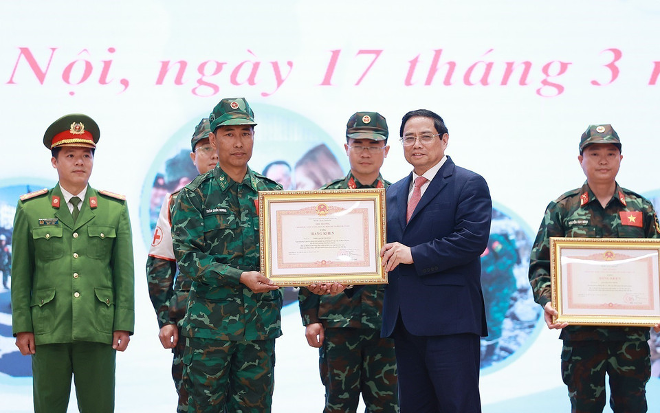 Thủ tướng Phạm Minh Chính trao Bằng khen tặng các cá nhân hoàn thành xuất sắc nhiệm vụ cứu hộ, cứu nạn tham gia khắc phục hậu quả thảm hoạ động đất tại Thổ Nhĩ Kỳ. (Ảnh: Dương Giang/TTXVN)