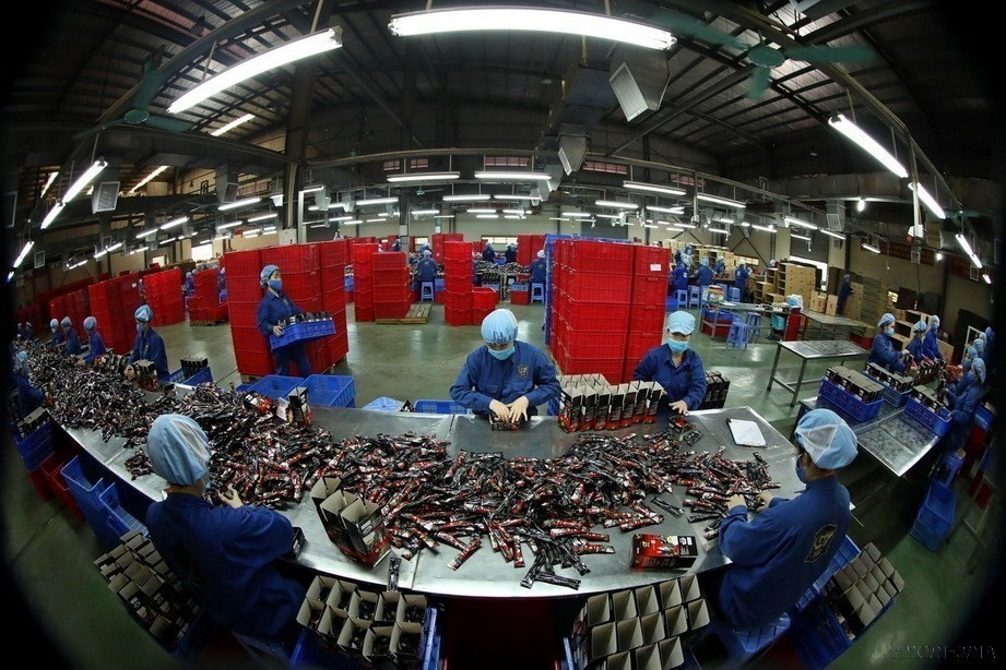 Là một lực lượng lao động xã hội đông đảo, phụ nữ Việt Nam đã tỏ rõ vai trò, khả năng, sức sáng tạo của mình trên mọi lĩnh vực của đời sống xã hội. Trong ảnh: Nữ công nhân đóng gói sản phẩm tại xưởng sản xuất tại Công ty càphê Trung Nguyên, Khu công nghiệp Vân Trung, huyện Việt Yên (Bắc Giang). (Ảnh: Minh Quyết/TTXVN)