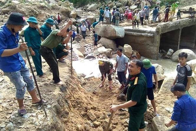 Đoàn viên, thanh niên huyện biên giới Mường Lát (Thanh Hóa) phối hợp với bộ đội khai thông các tuyến đường giao thông do ảnh hưởng của bão số 3. (Ảnh: TTXVN)