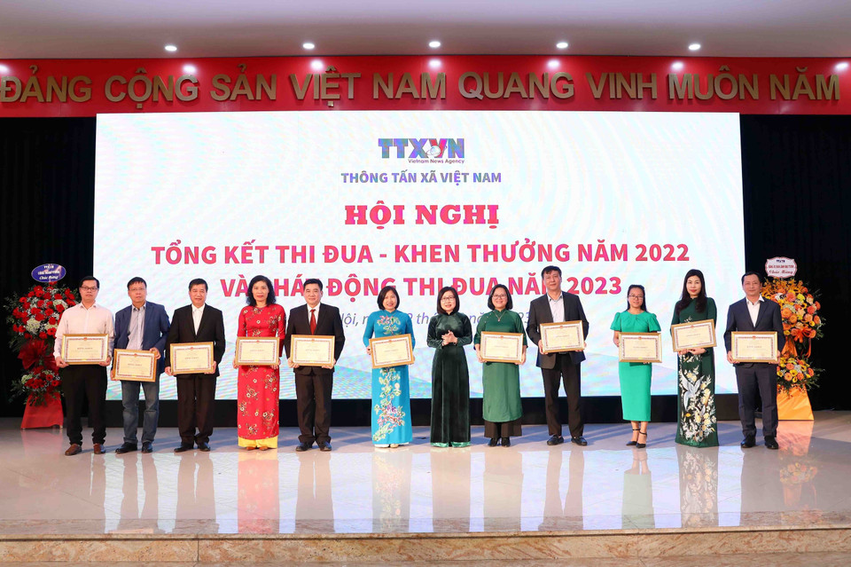 Phó Tổng Giám đốc Thông tấn xã Việt Nam Đoàn Thị Tuyết Nhung trao Bằng khen của Tổng Giám đốc TTXVN cho các tập thể có thành tích xuất sắc. (Ảnh: Phạm Kiên/TTXVN)